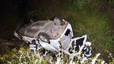 Burdur’da denetimden çıkan araç uçuruma devrildi: 3 yaralı